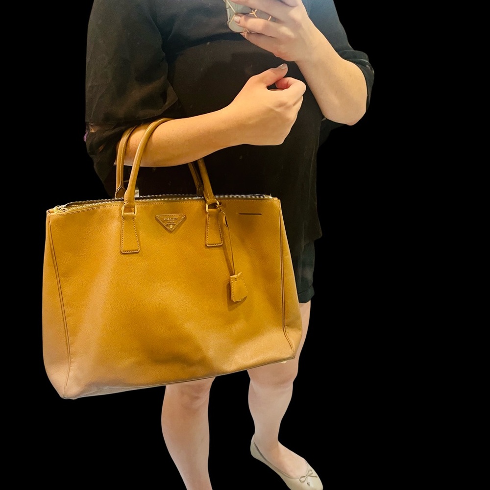 Prada Saffiano Lux tote large in caramel - Picture 3 of 10